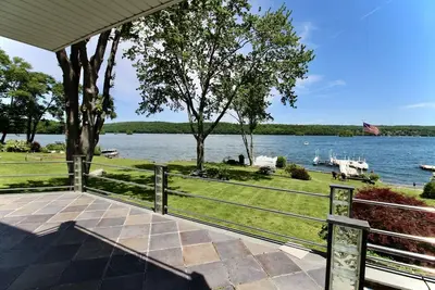 Image de Waterfront Living at its finest on Candlewood Lake!