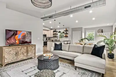 Image de Spacious Downtown Apartment – Walk to Old Town Fc!