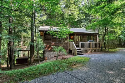 Image de This rustic home is secluded  and offers a hot-tub and wood burning fire-place