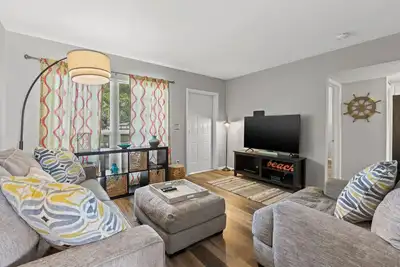 Image de New! Cheerful 2bd Home|Dogs Ok| Mins Drive to Beach