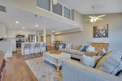Image de Downtown Loft - Above Bull & Barrel & Close to Georgia Southern!