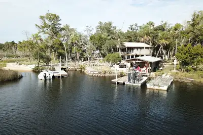 Image de Private Island Cabin on The River. Boat Access Only.