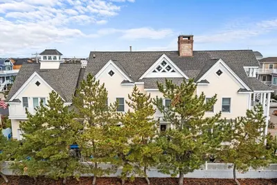 Image de Neuf, Luxe, Custom Built Très belle maison avec plage privée! !