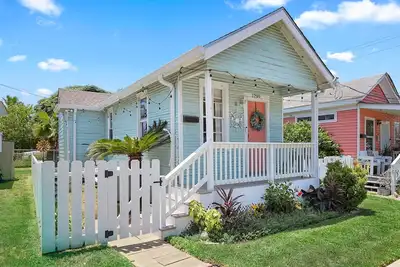 Image de Cozy Beach Cottage- Minutes to the beach & Historic Strand