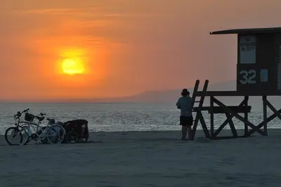 Image de Newport Beach Location Ocean views Jacuzzi Sauna Spanish Cottage Boardwalk!