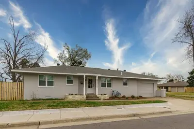 Image de 3 Br Newly Remodeled Home With Farm Style Decor!