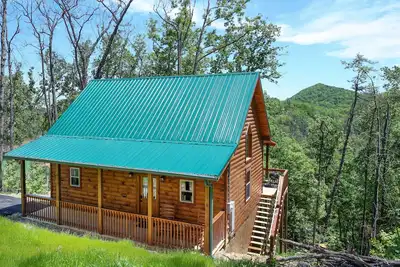 Image de Brand New 2023 - Private log cabin w/ Mountain Views! Pool Access, Fishing, Golf