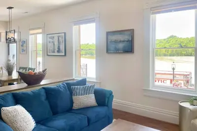 Image de Historic Getaway w/Stunning River Views -3br Suite