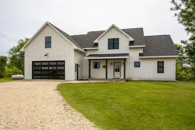 Image de This new construction Modern Farmhouse Style home