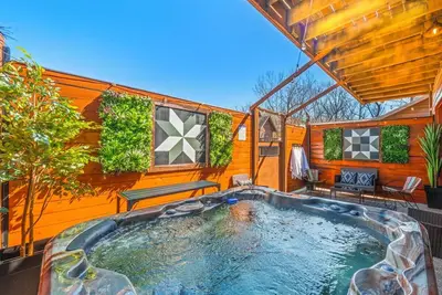 Image de Sevierville Fun Cabin w/ Pool, Hot Tub & Game Room