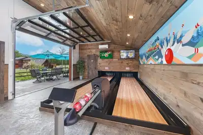 Image de Family Retreat - Pool, Game Room, Theatre, Bowling