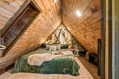 Image de Cozy Honeymoon Cabin w/ Mtn Views-Hot Tub-Fire Pit