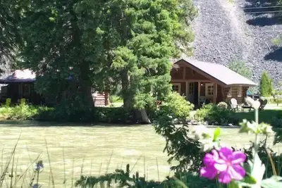 Image de Waterfront Gallatin River access w\/fire pit - Historic Fly Fishing Cabin