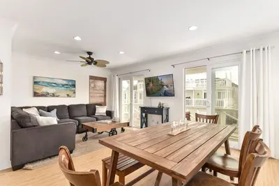 Image de 4 Bedroom Home w/ Rooftop & Peek-A-Boo Ocean View