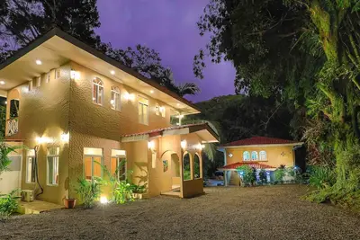 Image de Gated Jungle Home w Guest House, 6 Bd, Pool