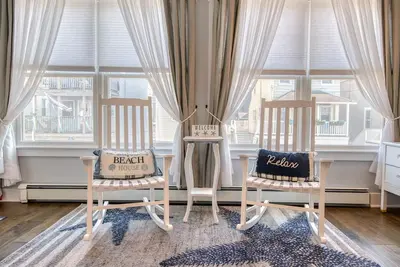Image de Cheerful 3 br home ~ One block to beach & Downtown