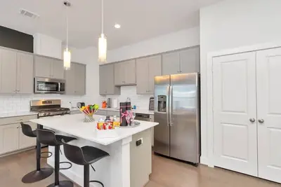 Image de Vibrant ProlificSuite ft Uniquely Designed Rooms 💫