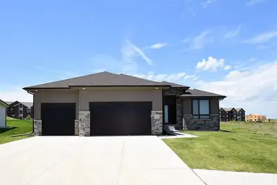 Image de 6 Bedroom New Spacious Home (7beds)