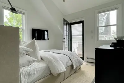 Image de Cottage style condo in heart of West End - available for month of July