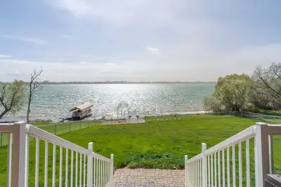 Image de Lakeside home w/dock, gamerooms, fenced yard