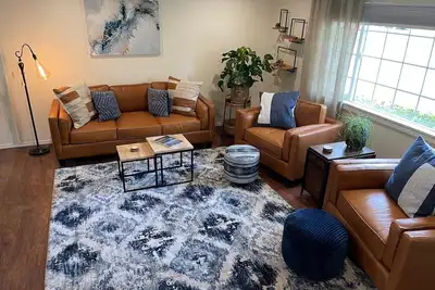 Image de Stylish home minutes to downtown and the lake! 2 living rooms & private mini gym