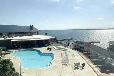 Image de Apartment on the shores of the lake & amenities!