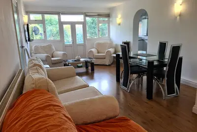 Image de Ilford East London Balcony Flat 2bed 2bath next to tube stop, ideal for tourists
