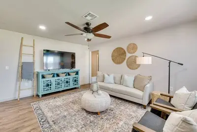 Image de The Cambridge Cottage- 3 bd\/1ba in Nw Okc-Sleeps 6