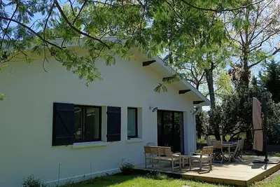 Image de Beautiful fully renovated villa, cycle track 50 m away, beach 2 mins away, 4 bedrooms.