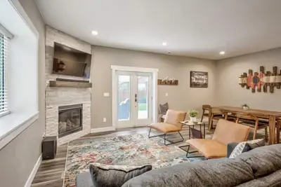 Image de *New* Luxury Private Walkout Apt w Fire Pit & Bbq