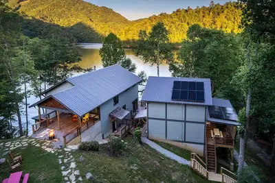 Image de Bear Lake Dream - Immaculate, Brand New, Private Lake Front House with a Hot Tub!