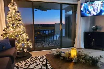 Image de Freshly renovated & modern lakeside condo with an amazing view!