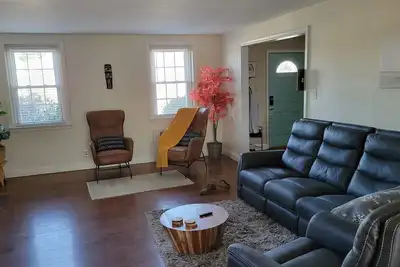 Image de Charming 4bdrooms I 2. 5 bath I Free Parking I 1 block from Wedding Venue