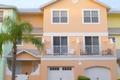 Image de Sophisticated & comfy townhouse walking distance to beach!
