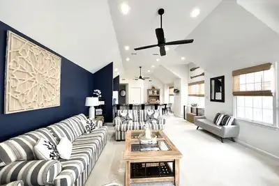 Image de 1 block from beach, water views, spacious and renovated, sleeps up to 6