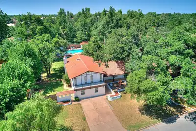 Image de Beautiful home with large outdoor pool and hot tub. Large beautiful backyard