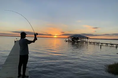 Image de Lakefront getaway with white sand, clear water, gorgeous sunsets