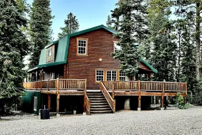 Image de Backwoods Bonanza Big Cabin and Hot Tub!