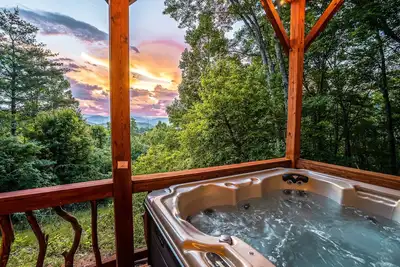 Image de Cozy & kid friendly cabin w/ million $ views, hot tub, game room, and fire pit! !
