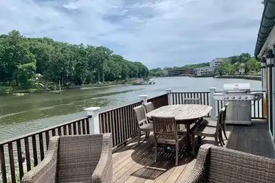 Image de Luxurious Water Front House -- With large dock!