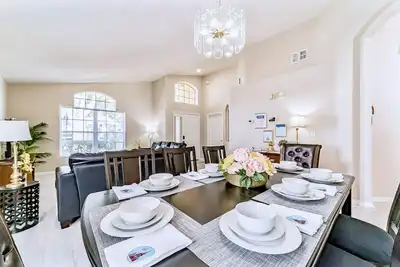 Image de 10 Mi to Disney! ~Cozy, Spacious Home W\/Pool & Game Room🌟4 Br\/3 Ba☀️