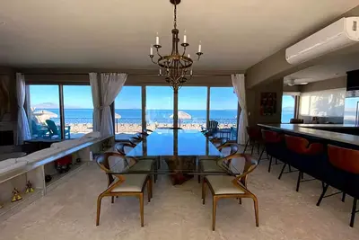 Image de Tranquil Luxury Villa located on the beach.