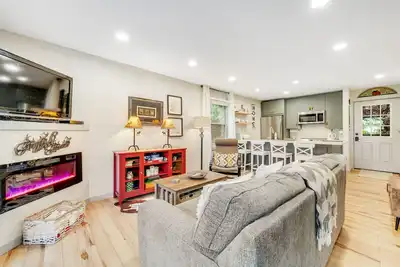 Image de Remodeled, dog-friendly condo with balcony, fireplace, & W/D - walk to slopes