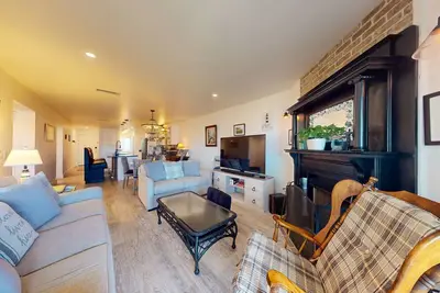 Image de 1st-floor riverfront condo w/spectacular river views, balcony, and central Ac
