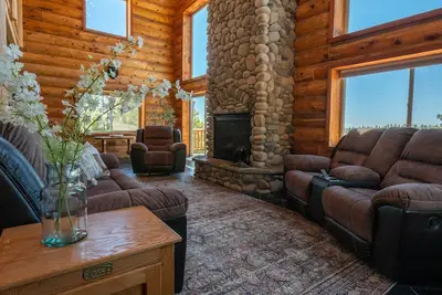 Image de Woodland Views + Spacious Layout + Gameroom // Sleeps 12 in Beds