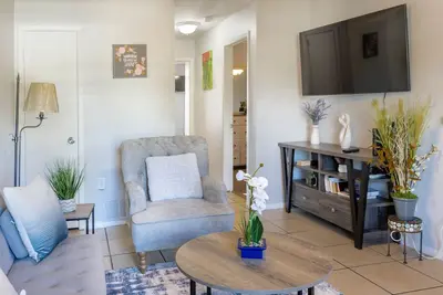 Image de Relax, venture, or work, stay w/ comfort close Arlington's finest entertainment