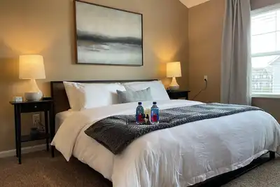 Image de Retreat At The Charles | Top Floor | Amazing Beds