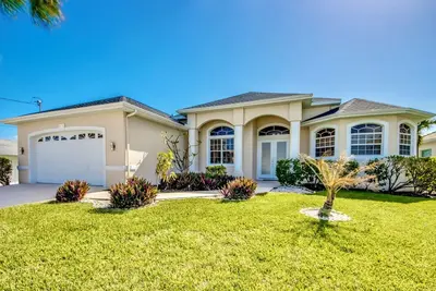 Image de Villa Saxe, grande terrasse avec piscine et coin salon, table de billard