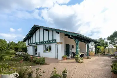 Image de Villa 'Belle Maison Basque à Bardos' avec Jardin & Wi-Fi
