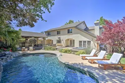 Image de Redding Getaway w\/ Hot Tub & Outdoor Kitchen!